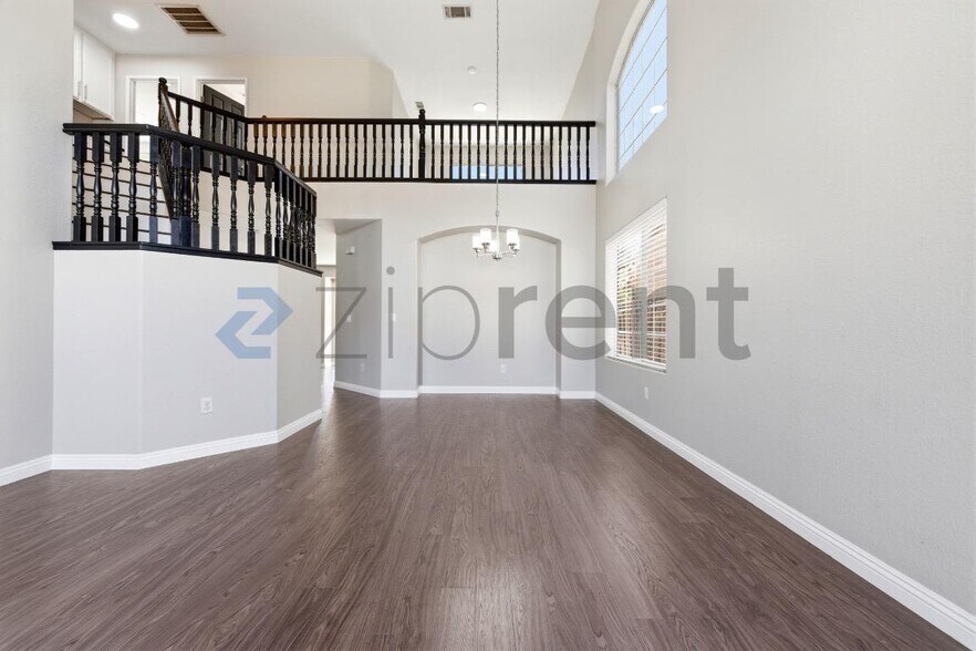 Building Photo - 27165 Hemingway Ct
