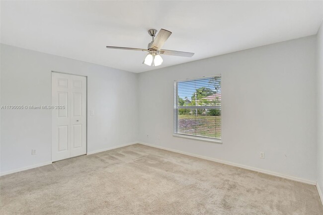 Building Photo - 665 NE Horizon Ln
