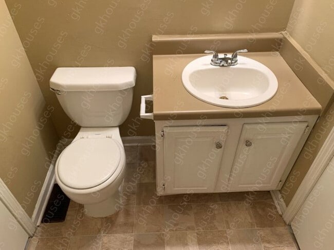 Building Photo - 3 beds 1 baths Pet Friendly (1 pet max)