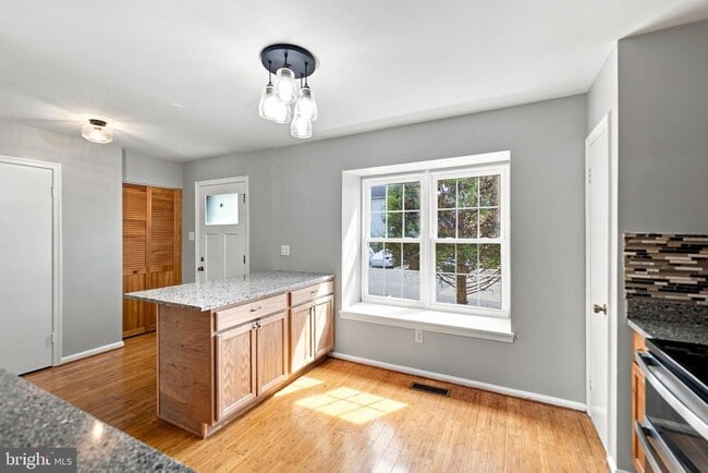 Building Photo - 8346 Stationhouse Ct