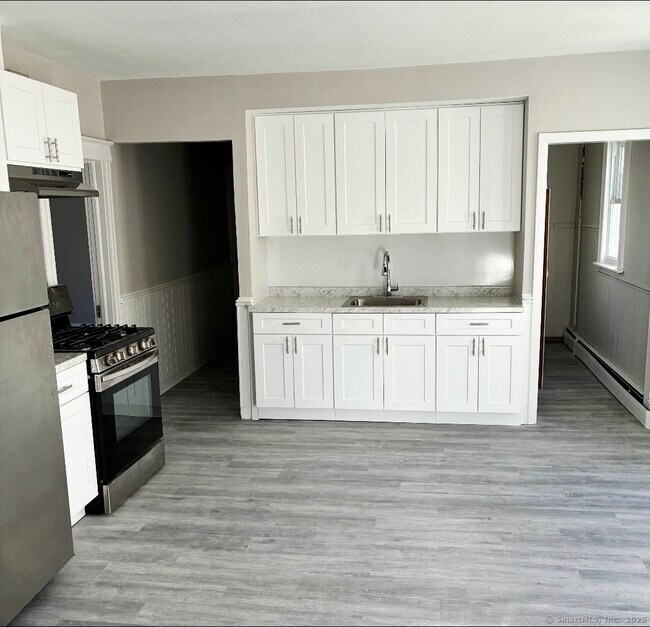 Building Photo - 465 Burritt St