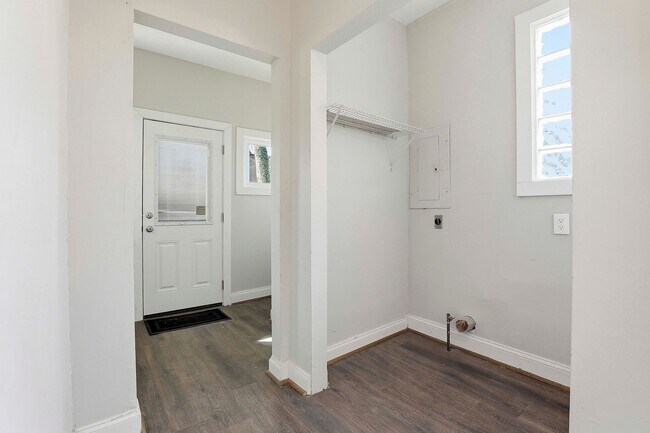 Building Photo - Updated 3BR Home with Large Yard Near Grant Park and Summerhill