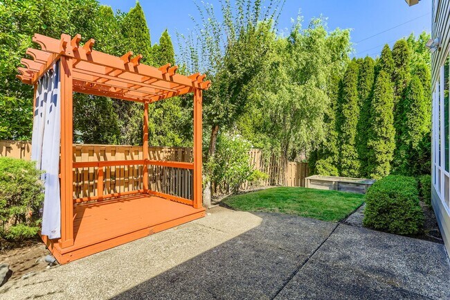 Building Photo - Spacious Bethany Home with Attached Garage, Fenced Yard, Washer/Dryer Included