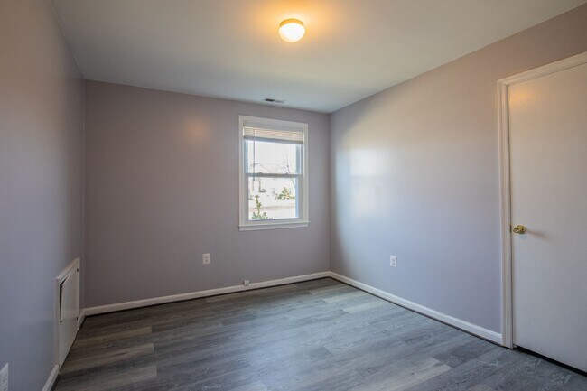 Building Photo - Beautiful 5 BR/3 BA Single-Family Home wit...