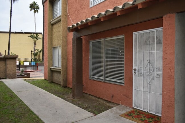 Building Photo - 2 Bedroom unit