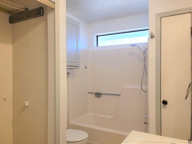 Building Photo - Great Home in Moore Schools & Close & Conv...