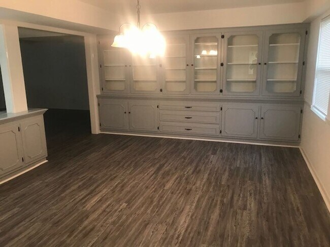 Building Photo - RECENTLY REMODELED BIG 4 BEDROOM 2 BATH LE...