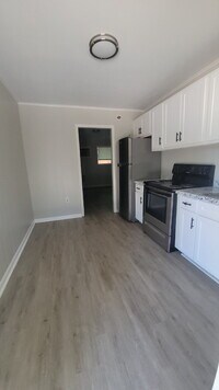 Building Photo - "Charming Studio Retreat in Huntsville - I...