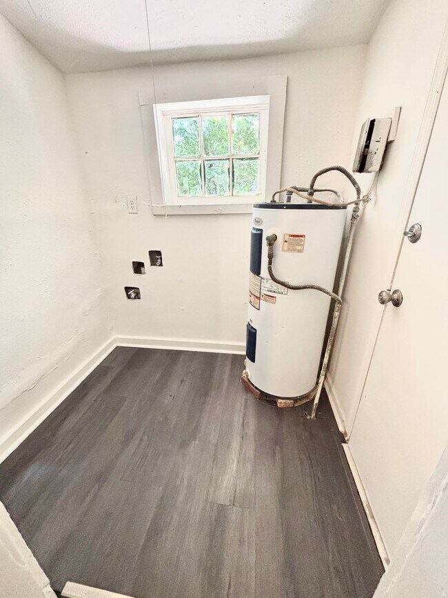Building Photo - Midtown Cottage special