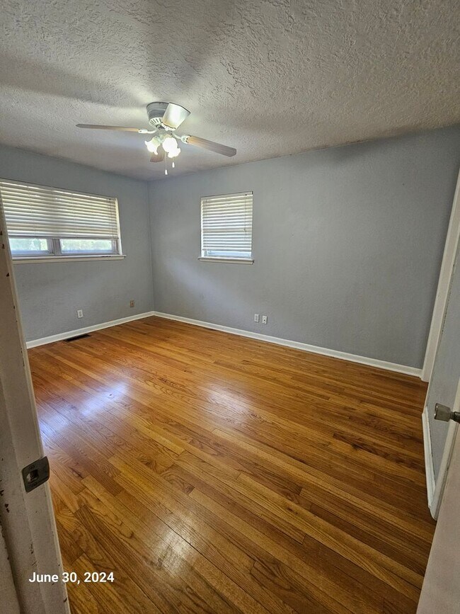 Building Photo - PRELEASING for Mid-July 2026! (3) Bed/(1.5) Pet Negotiable!