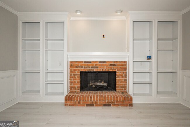 Building Photo - 151 Lakeside Dr NW