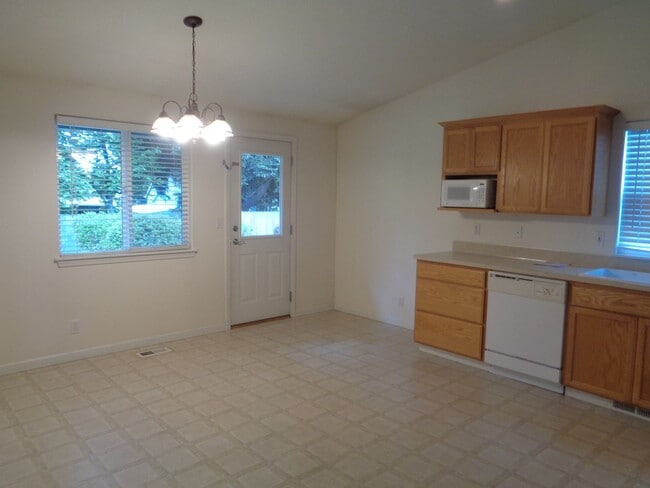 Building Photo - 3 Bedroom on Dead End Street!!