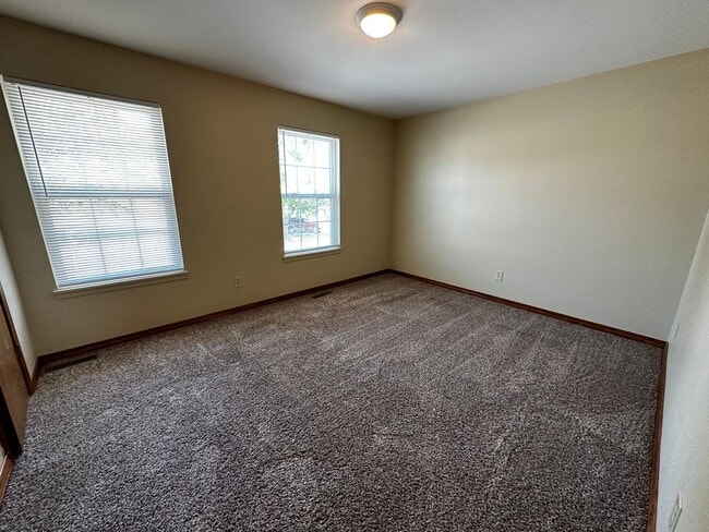 Building Photo - 2 bedroom 1.5 bath Townhome in a great loc...