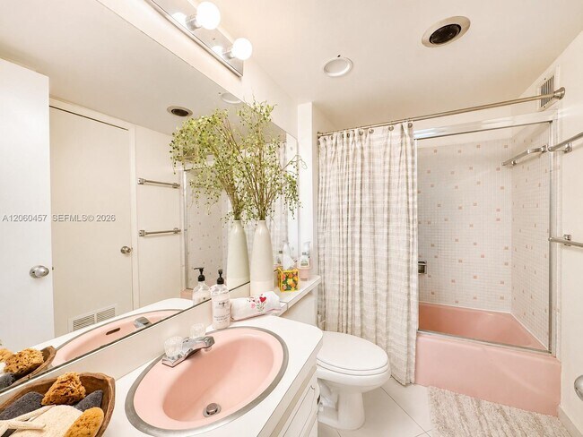 Building Photo - 1069 Hillsboro Mile