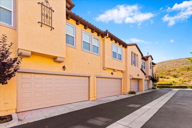 Building Photo - $3,456 - 2 Bed / 2 Bath Stunning Corner Un...
