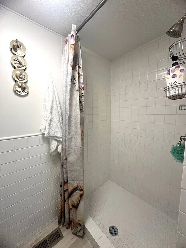 Building Photo - "Charming 2-Bed, 2-Bath Retreat in Nokomis!"