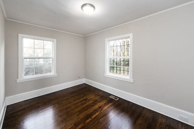 Building Photo - 1BD/1BA Duplex Home with Additional Flex R...
