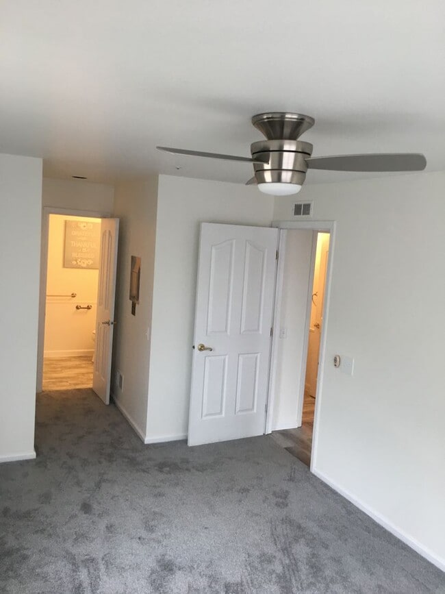 Building Photo - 1801 Waters Edge Dr
