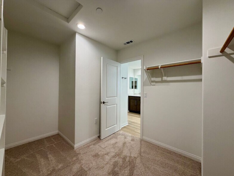 Building Photo - 21600 Thomas Ct