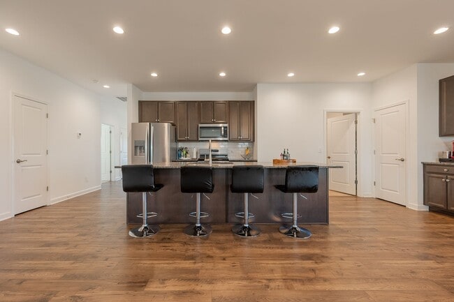 Building Photo - Modern Home with Open Floor Plan in Blacks...