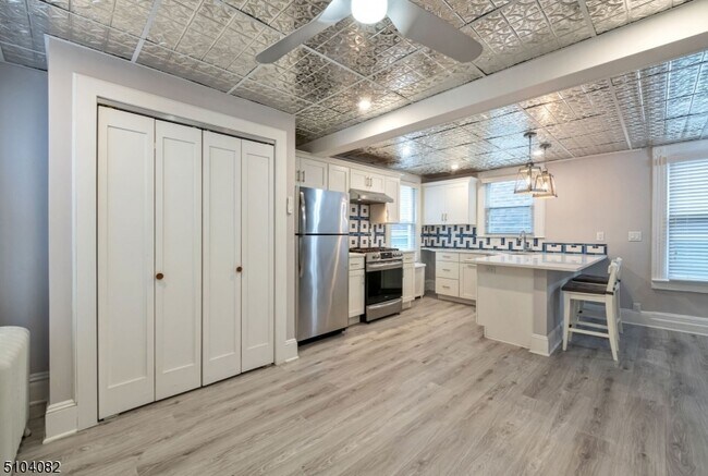 Building Photo - 204 Forest St