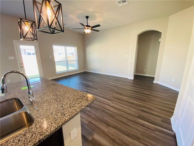 Building Photo - 721 Hollyhock Dr