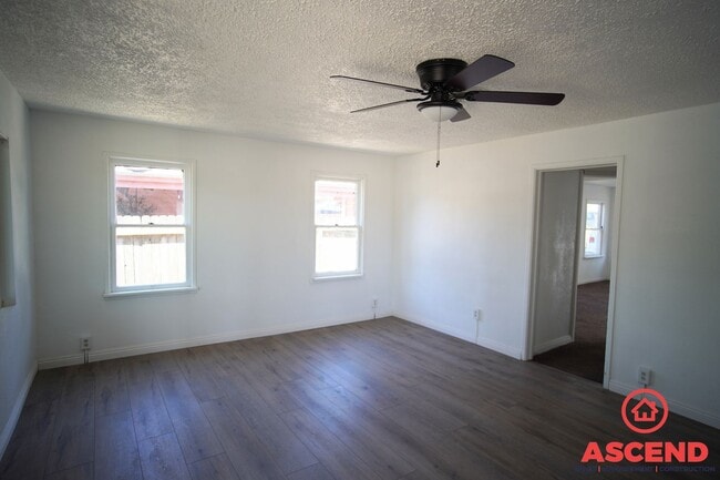 Building Photo - 214 E Belle Ave