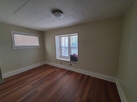 Building Photo - 402 S Black Ave