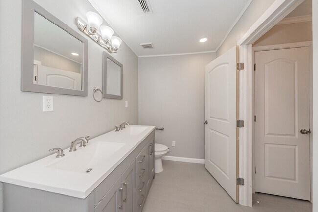 Building Photo - Updated home in Arlington Heights!