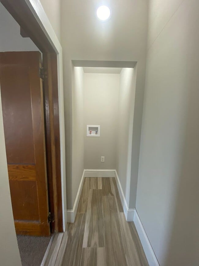 Building Photo - 820 Main St