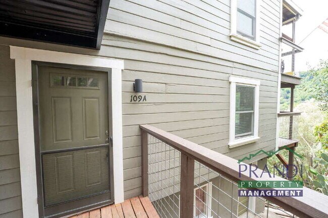 Building Photo - 109A Live Oak Ave
