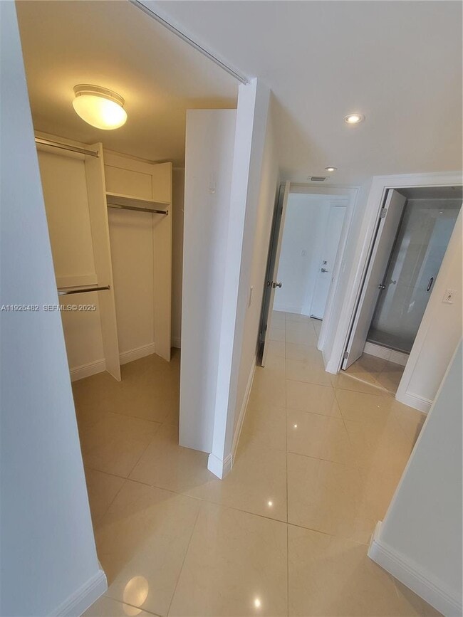 Building Photo - 3301 N Country Club Dr