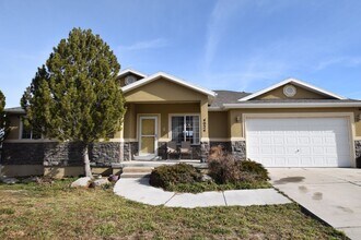 Building Photo - Charming Lakeview 3 Bed Home Near Schools & Churches!!