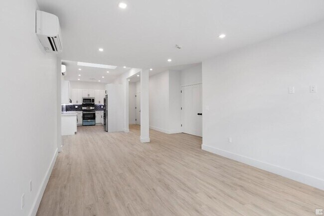 Building Photo - Massive 3 bed 2 bath in the heart of willi...