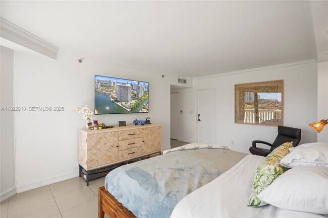 Building Photo - 1000 W Island Blvd