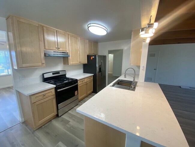 Building Photo - 3-Bed, 2-Bath Home, + Bonus Room/Office .....