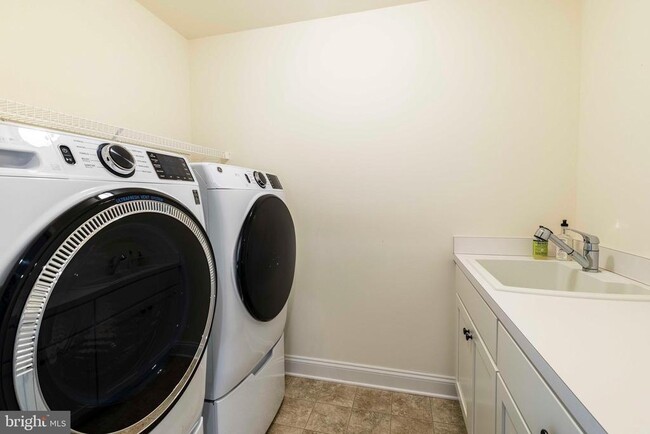 Building Photo - 6098 Creekside Dr