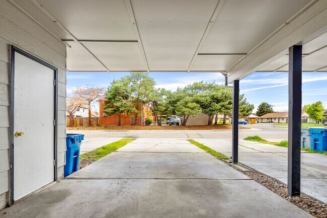 Building Photo - 2bed, 1.5 bath Duplex with Covered Carport & Fenced Yard!