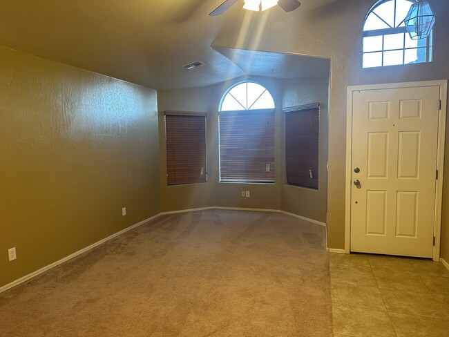 Family Room - 1091 W Saragosa St