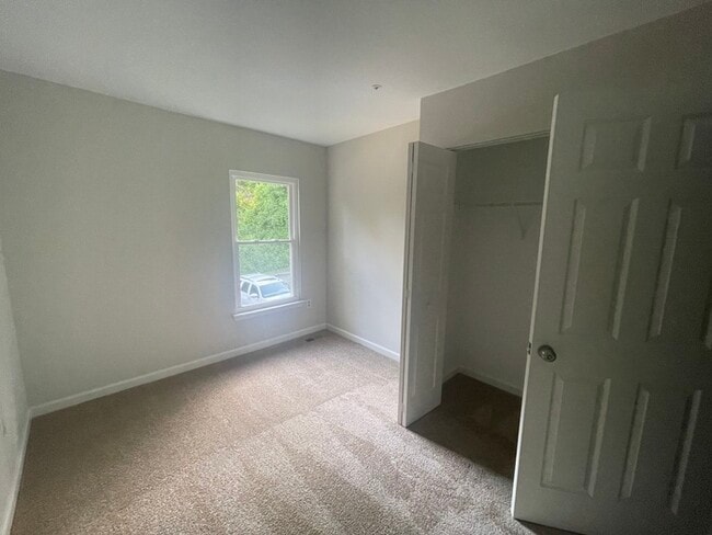 Building Photo - 3 Bedrooms 2 Bathrooms in a GREAT AREA