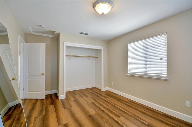 Building Photo - OPEN & SPACIOUS, 4 BEDROOM, 3 BATH 2 STORY...