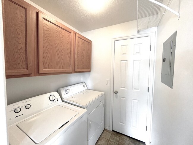 Building Photo - 3561-3585 E Rock Creek Rd