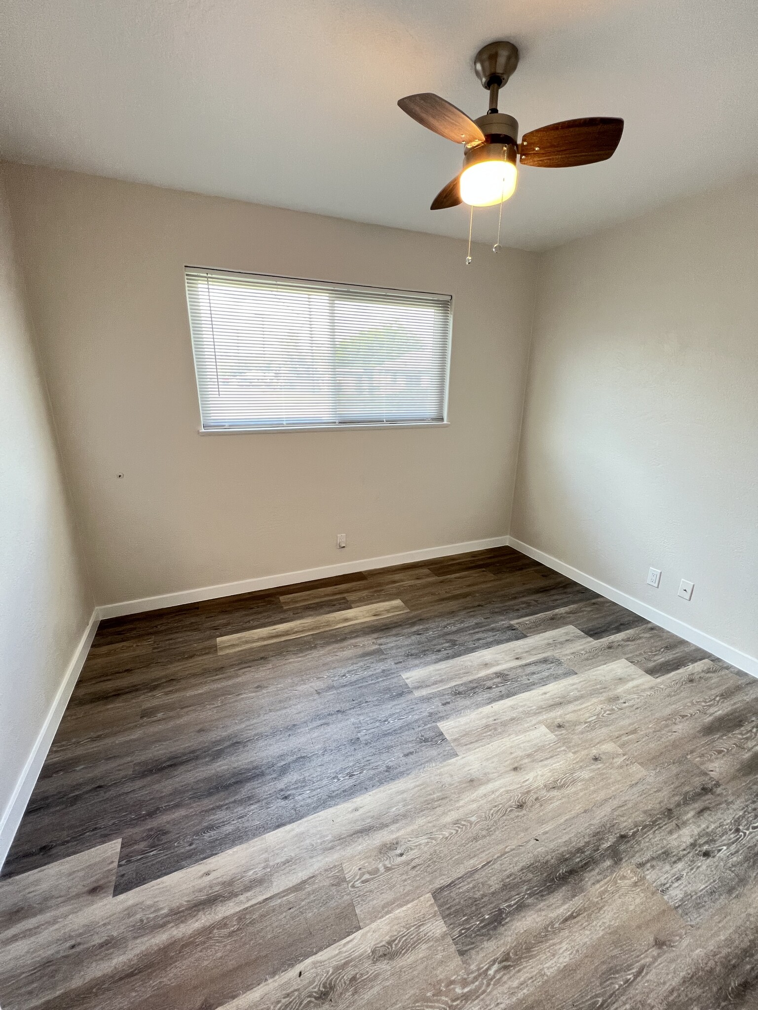 Front bedroom with ceiling fan - 730 Carlton Ave