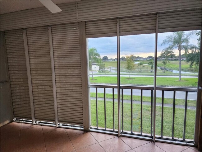 Building Photo - 1005 Country Club Dr