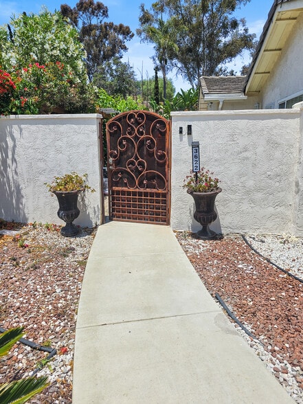 keyless security gate for private and comfort at home - 3622 Wild Oats Ln