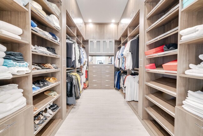 Building Photo - 4011 Bayview Dr