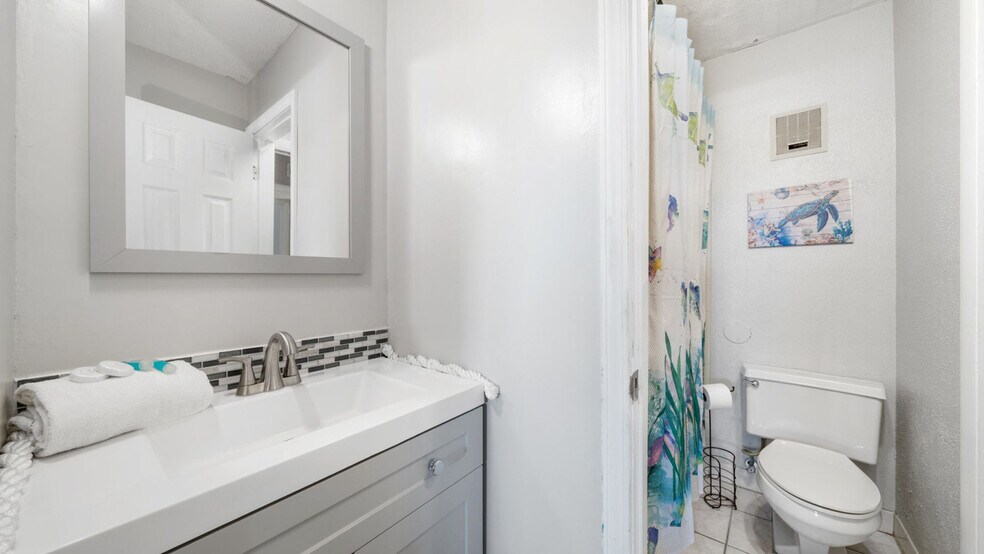 Building Photo - 8743 Thomas Dr