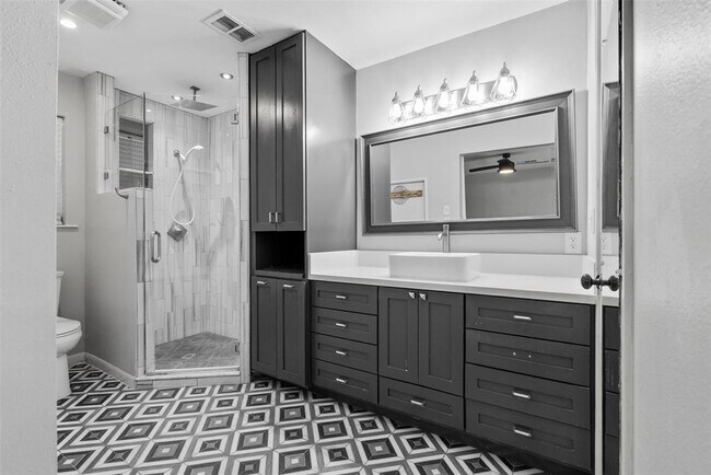 Building Photo - 5019 Oak Forest Dr
