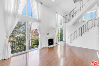 Building Photo - 815 N Las Palmas Ave