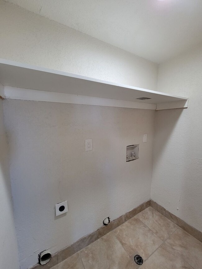 Building Photo - For Rent – 3 Bed / 2 Bath Single Family Ho...